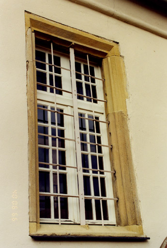 Détail. Une fenêtre à meneau (retiré) dans la partie ancienne de la nef.