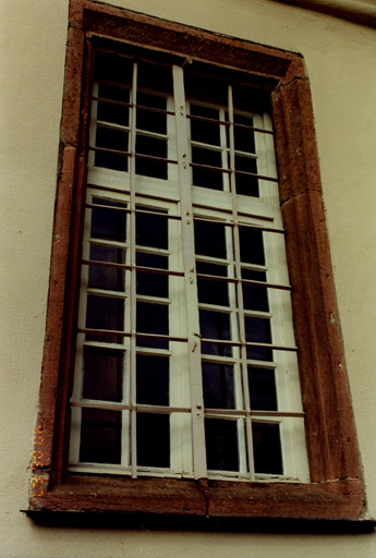 Détail. Une fenêtre à meneau (retiré) dans la partie ancienne de la nef.