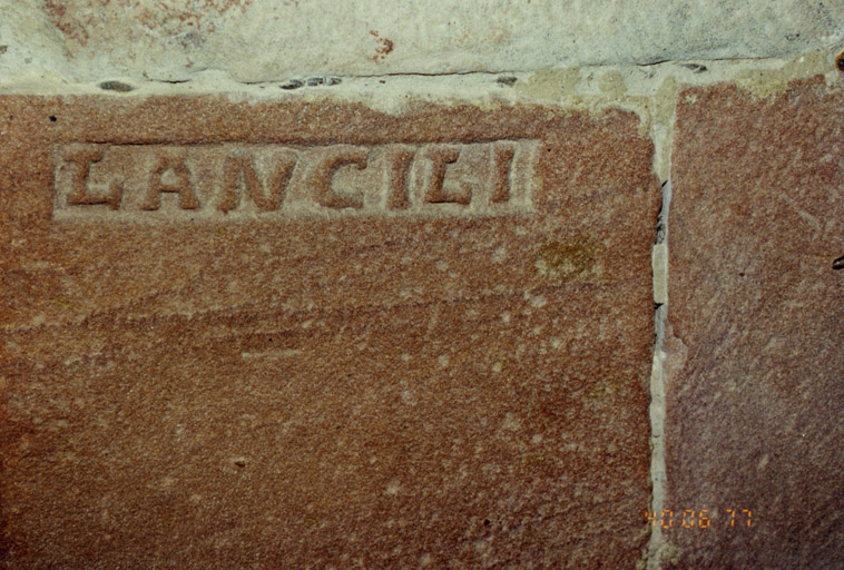 Inscription en relief sur la base du pilastre sud de l'arc triomphal. Détail.