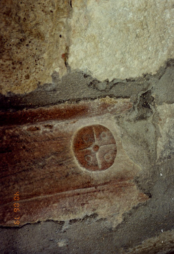 Rouelle sculptée à la base du piédroit sud de l'arc triomphal. Détail.