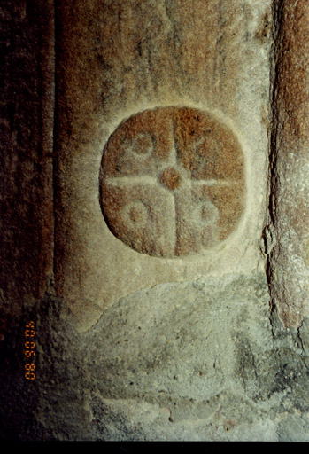 Rouelle sculptée à la base du piédroit sud de l'arc triomphal. Détail.