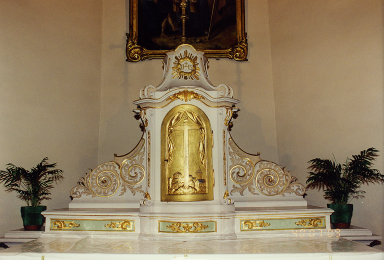 Vue de face du tabernacle, des ailerons et du gradin.