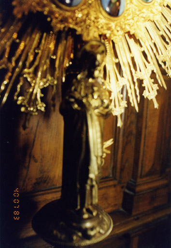 Ostensoir : détail du pied, orné d'une statuette du Sacré coeur.