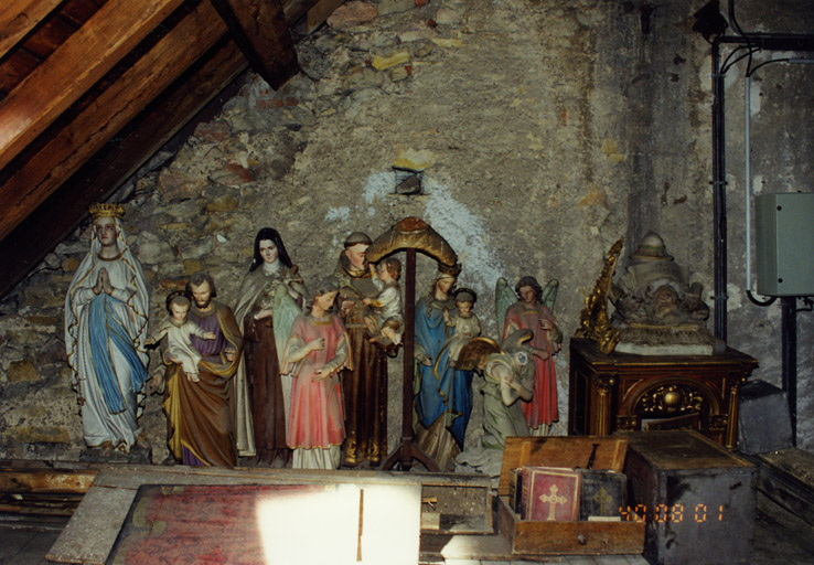 Statues de l'Immaculée Conception, de saint Joseph, de sainte Thérèse de Lisieux, saint Antoine de Padoue, et de la Vierge à l'Enfant ainsi que de trois anges.