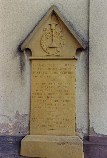 Vue d'ensemble du monument sépulcral du pasteur J. G. Bollmann.