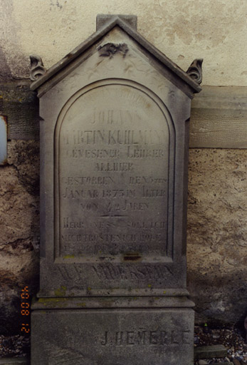 Vue d'ensemble du monument sépulcral de l'instituteur J. M. Kuhlmann.