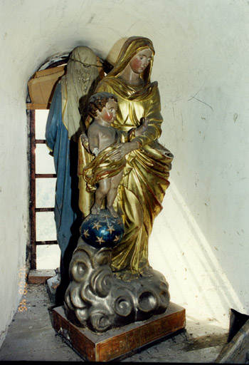 Vue d'ensemble de la statue de la Vierge à l'Enfant dite Notre-Dame des Victoires.