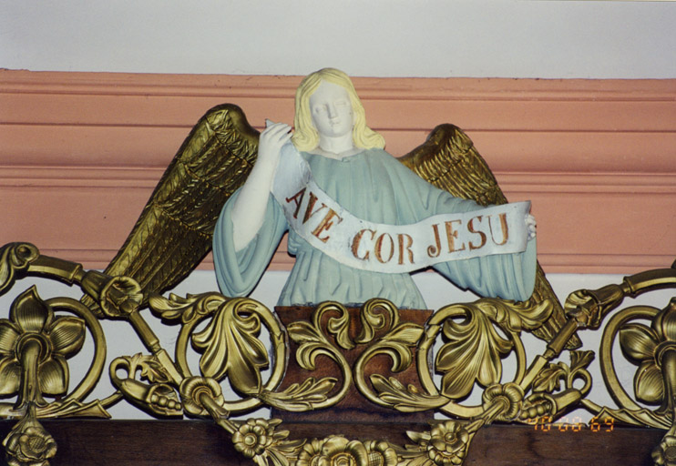 Détail de l'ange du fronton de l'autel de saint Joseph.