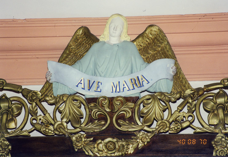 Détail de l'ange du fronton de l'autel secondaire de la Vierge.