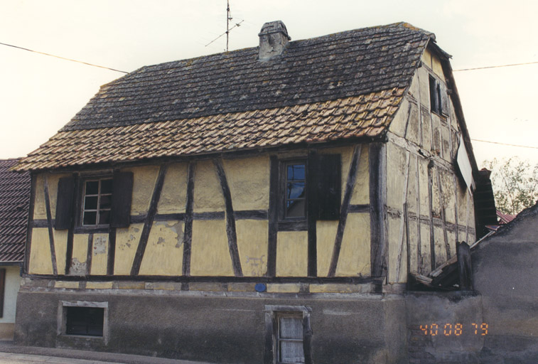 Maison. Vue de trois quarts.