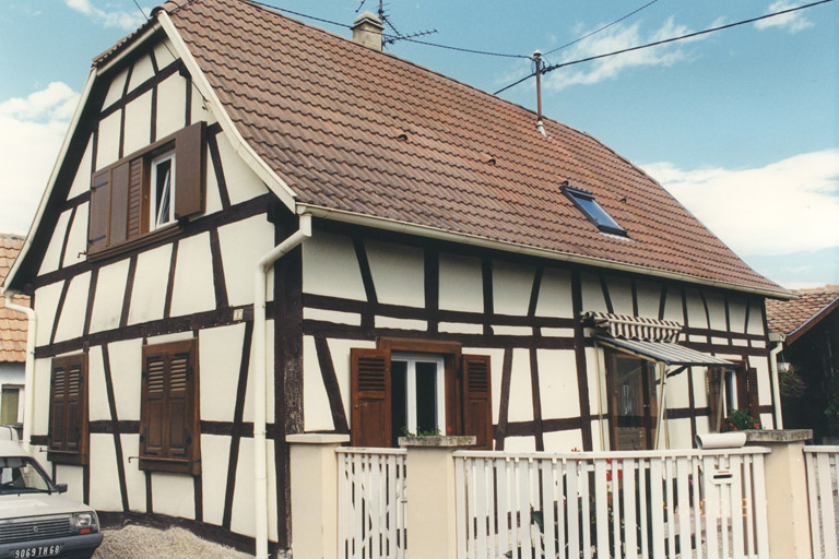 Maison : poteaux corniers à bois longs. Vue de trois quarts droit.
