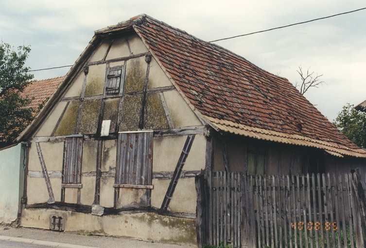 Maison. Vue de trois quarts.