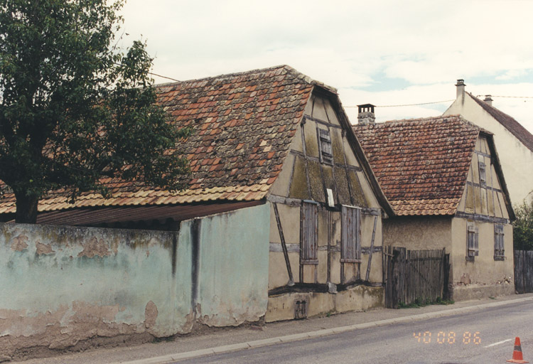 Maisons abandonnées, menacées. Vue d'ensemble.