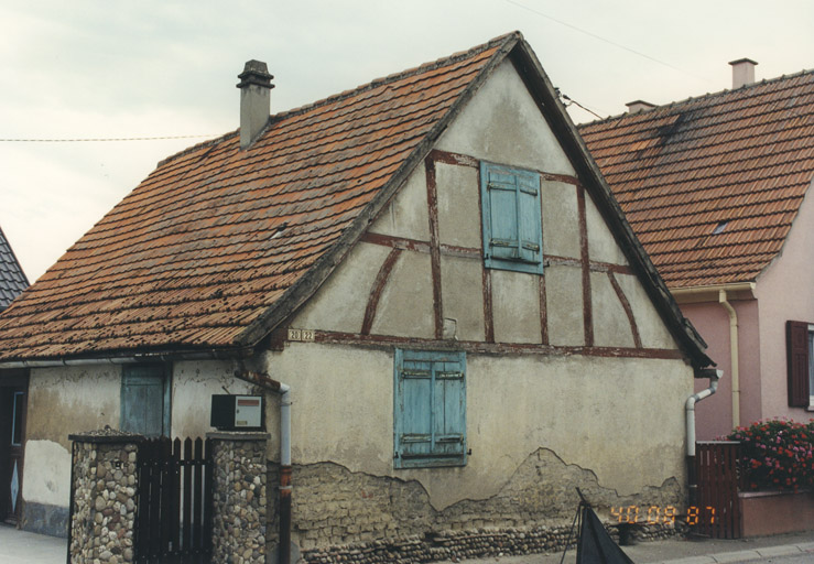 Maison détruite après inventaire. Vue de trois quarts.