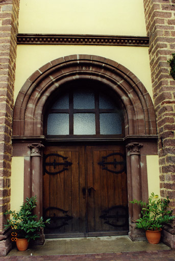 Tour-porche. Vue d'ensemble de face du portail.