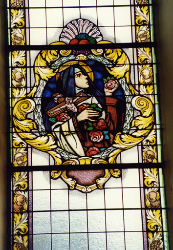 Verrière : sainte Thérèse de Lisieux. Détail du médaillon figuré.