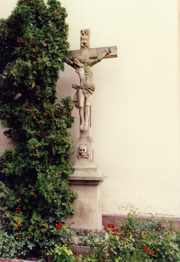 Croix de cimetière : Christ en croix