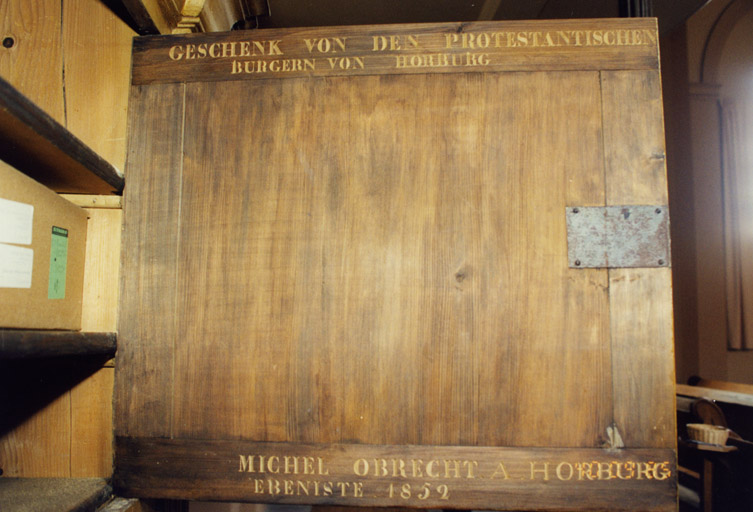 Détail du revers de la porte supérieure avec les inscriptions gravées.