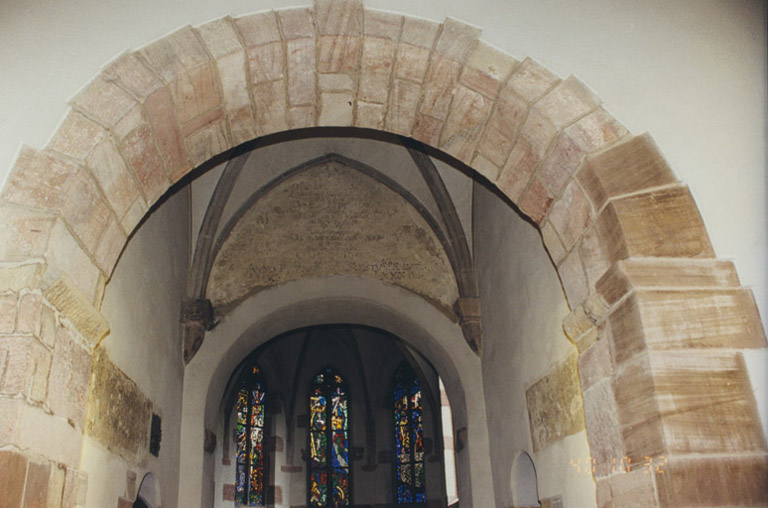 Détail de l'arc triomphal entre la nef et le rez-de-chaussée de la tour.