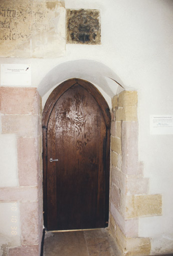 Détail la porte menant du rez-de-chaussée de la tour à la sacristie.