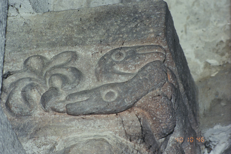 Console de l'angle nord-est. Détail des serpents.