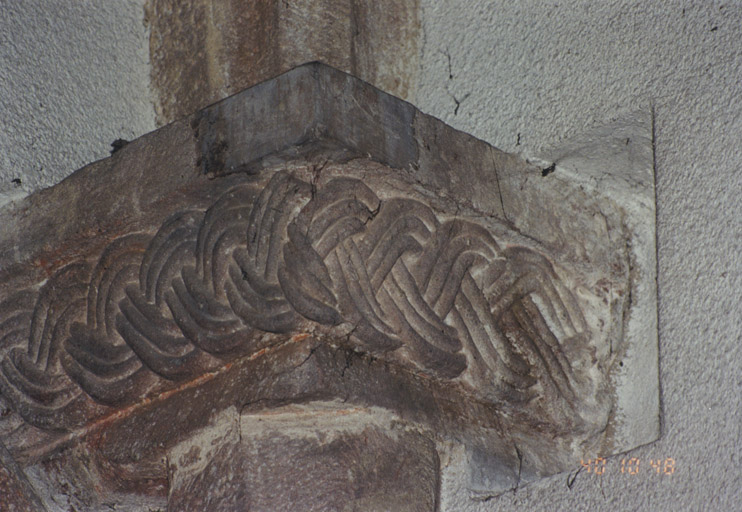 Console de l'angle nord-ouest. Détail de la frise d'entrelacs.