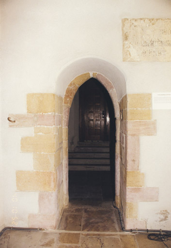 Détail de la porte menant du rez-de-chaussée de la tour à la chapelle sud.