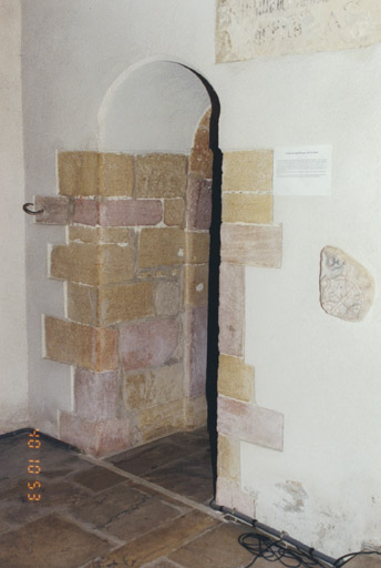 Détail de la porte du mur sud rez-de-chaussée menant à la chapelle sud.