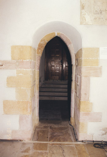 Détail de la porte menant du rez-de-chaussée de la tour à la chapelle sud.