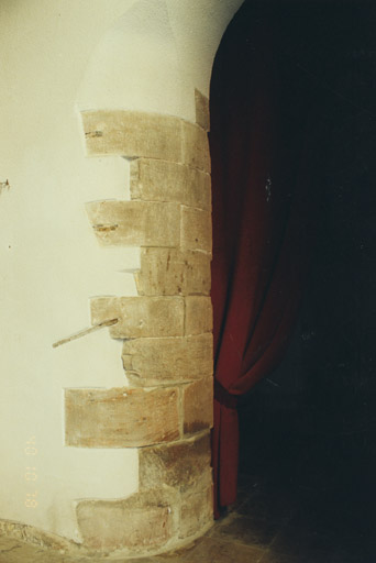 Vue du piédroit appareillé et arrondi de la porte de la chapelle sud.