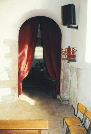 Vue de la porte de la chapelle sud.