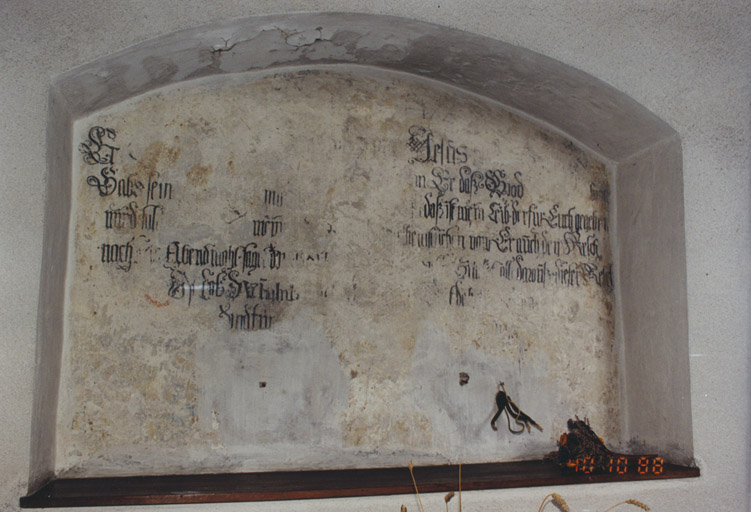 Vue d'une inscription dans l'enfeu du mur nord du choeur.