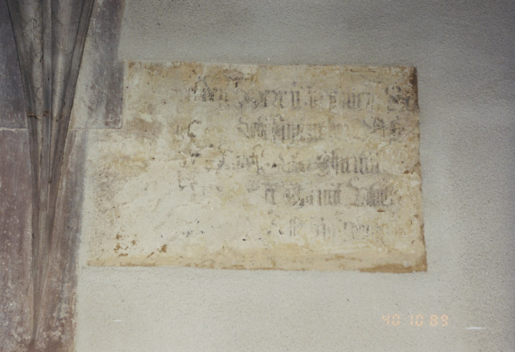 Vue d'une inscription sur le mur nord du choeur.