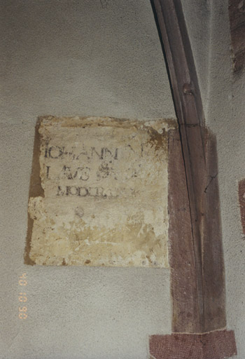 Vue d'une inscription sur le mur nord du choeur.