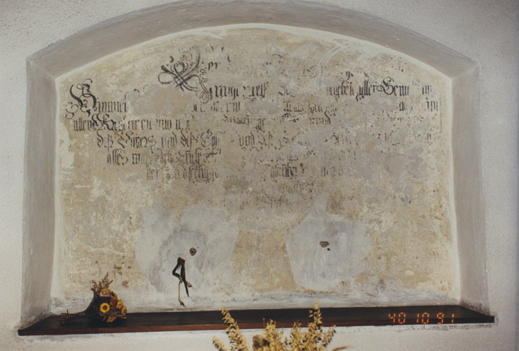 Vue d'une inscription dans l'enfeu du mur sud du choeur.