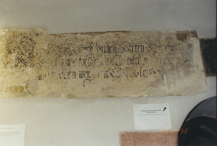 Vue d'une inscription sur le mur nord du rez-de-chaussée de la tour.