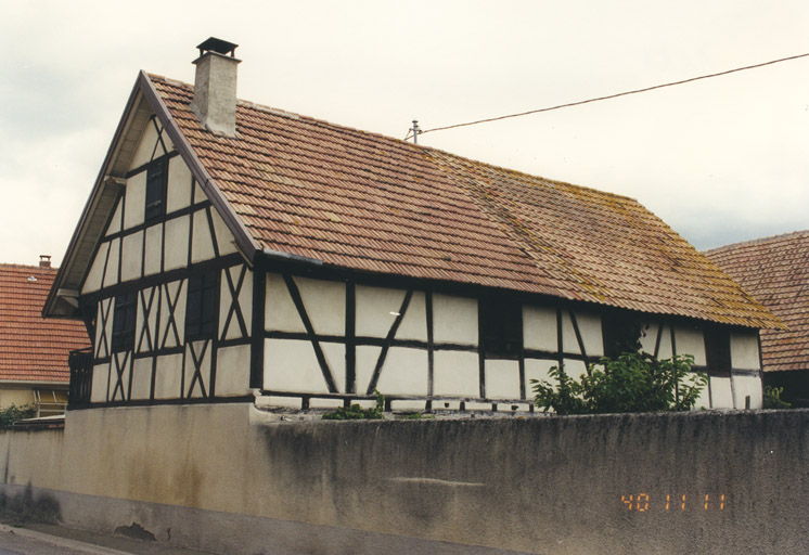 Ferme. Vue de trois quarts.