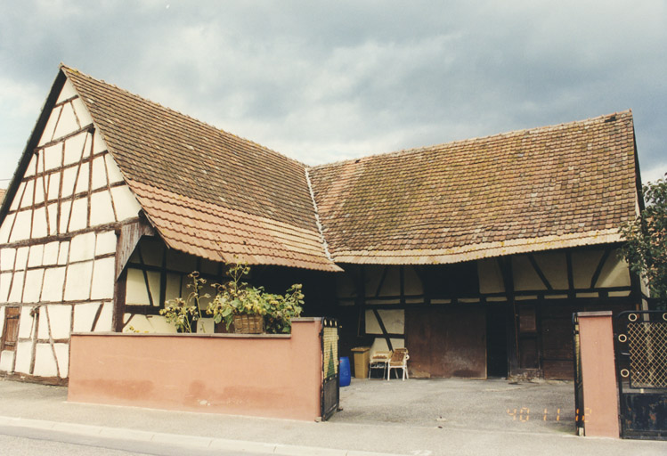 Grange et étables d'une ferme dont le logis n'existe plus. Vue d'ensemble.