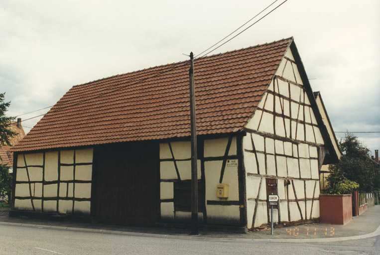 Grange d'une ferme dont le logis n'existe plus. Vue de trois quarts.