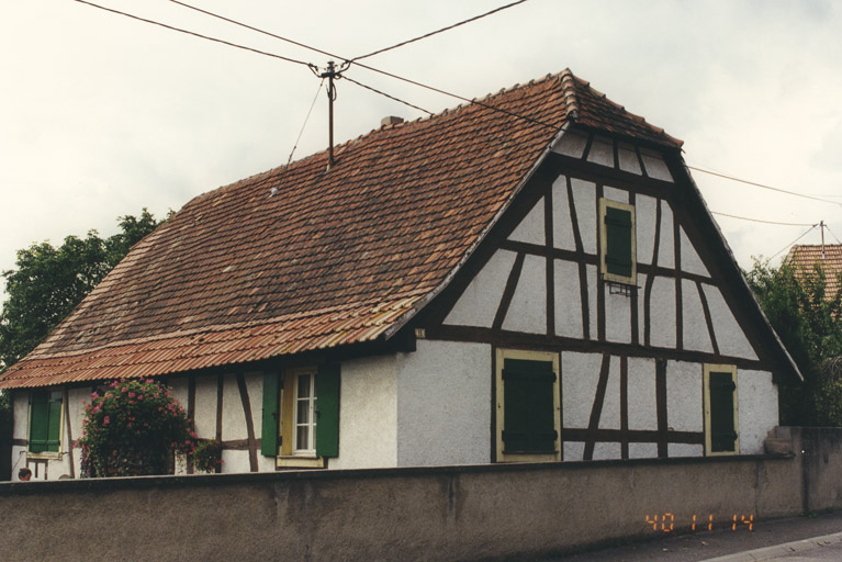 Maison. Vue de trois quarts.