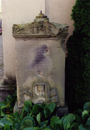 Monument sépulcral du curé J. M. Raugé. Vue d'ensemble.