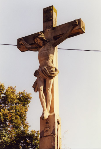 Croix monumentale : Christ en croix