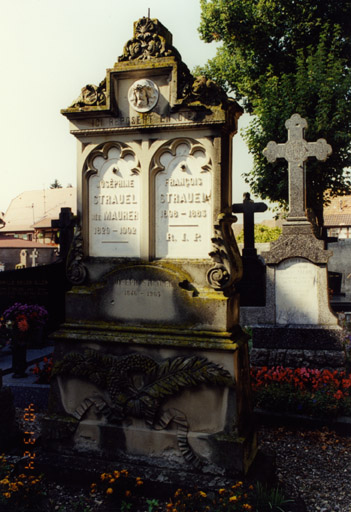 Monument sépulcral de J. Maurer et F. Strauel. Vue d'ensemble.