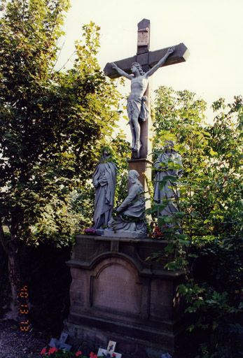 Croix de cimetière, calvaire édicule : Christ en croix, Vierge, saint Jean, sainte Madeleine