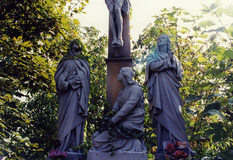 Trois statues par l'Union artistique de Vaucouleurs. Vue d'ensemble.