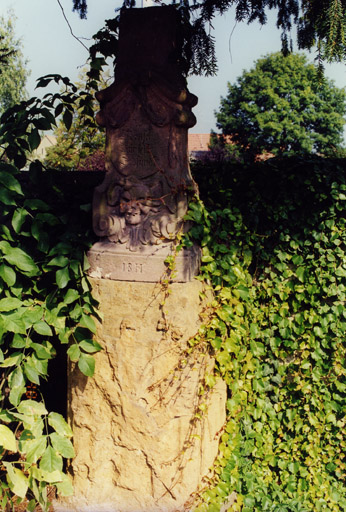 Base, de l'ancienne croix de cimetière. Vue d'ensemble.