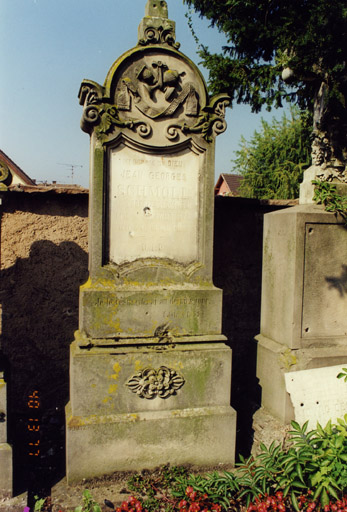 Monument sépulcral du curé J. G. Schmoll. Vue d'ensemble.