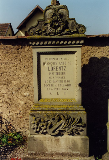 Monument sépulcral de l'instituteur F. A. Lorentz. Vue d'ensemble.