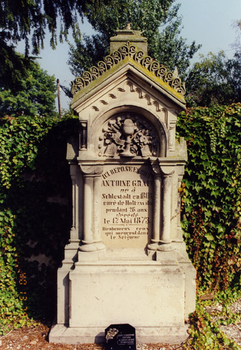 Monument sépulcral du curé A. Graff. Vue d'ensemble.