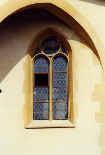 Fenêtre du choeur probablement conservée de l'ancienne église.